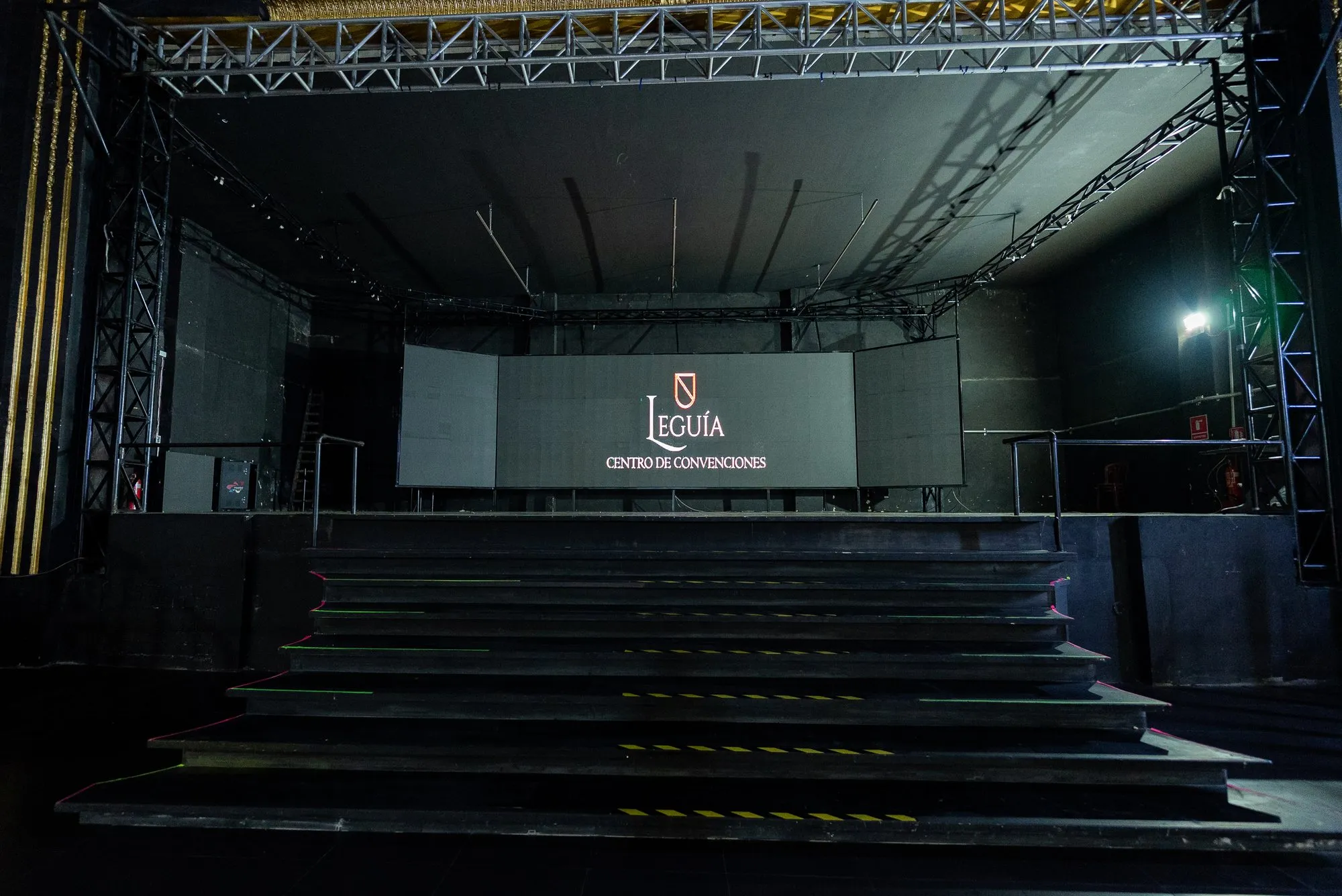 Escenario de Leguía con estructura de truss y pantalla LED