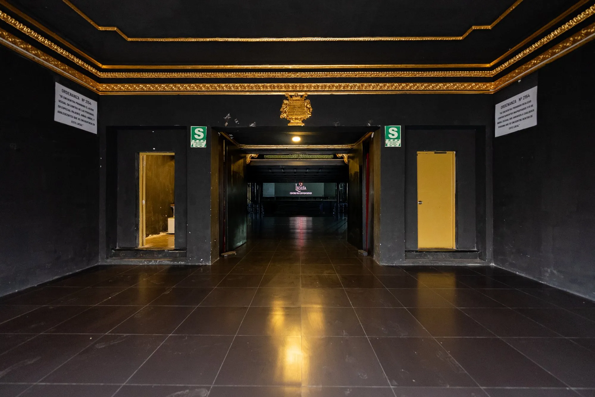 Hall de ingreso de Leguía con piso pulido e iluminación cálida