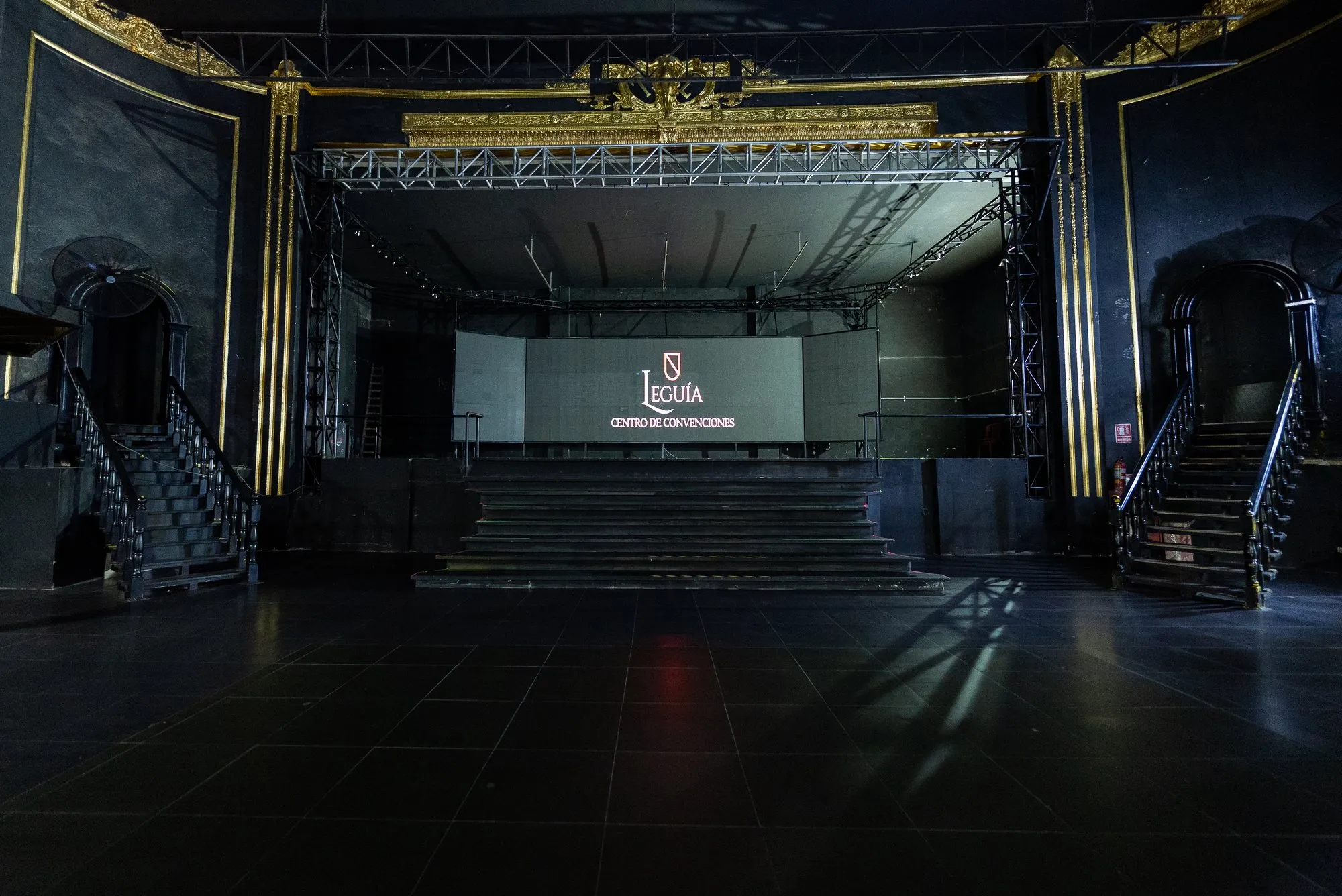 Salón principal de C.C. Leguía con el escenario y la pantalla LED encendida