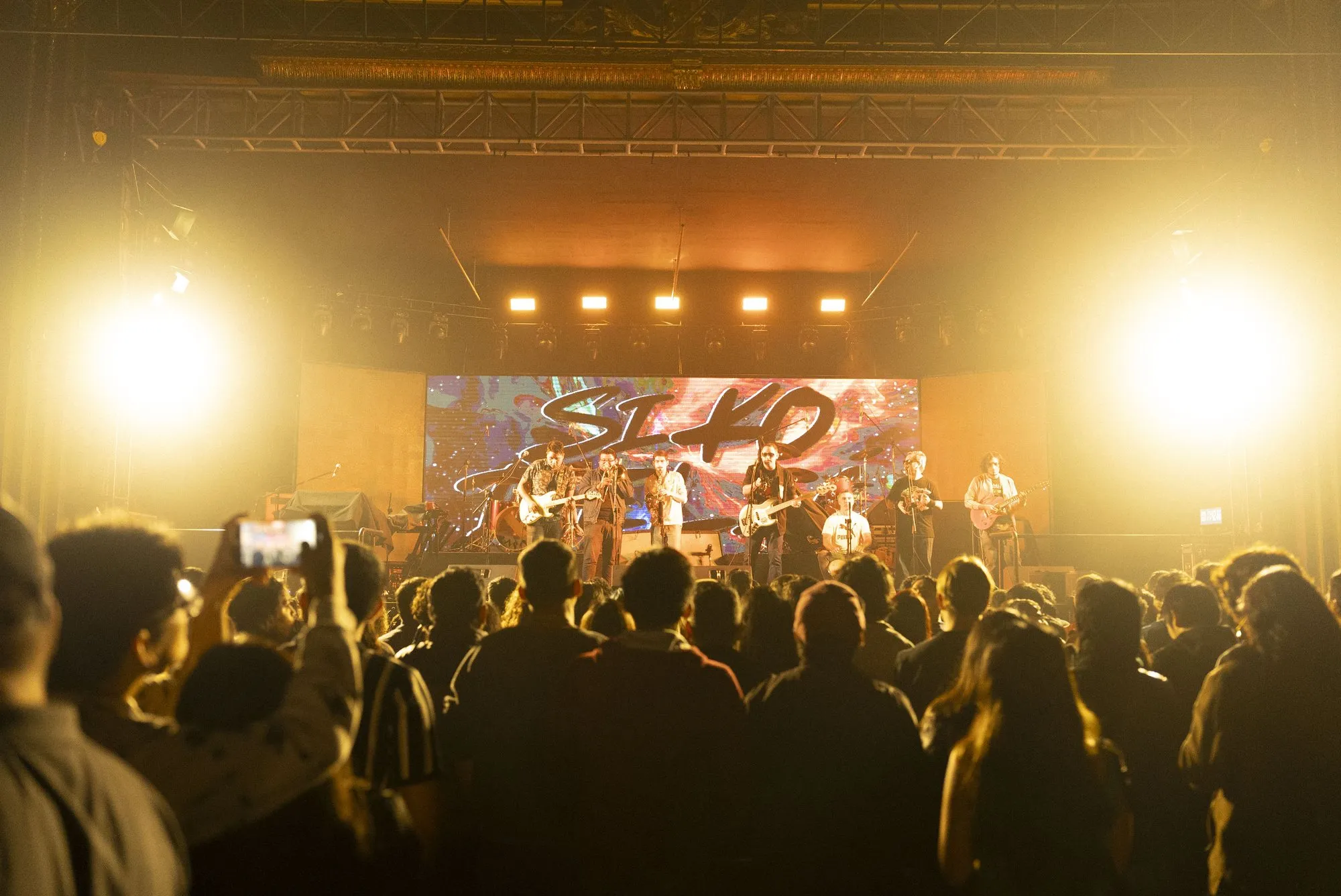 Show en vivo con público e iluminación cálida