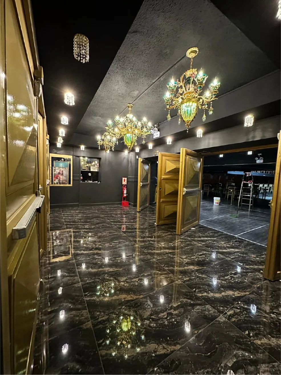 Hall de ingreso de Maracaná con piso de mármol e iluminación cálida